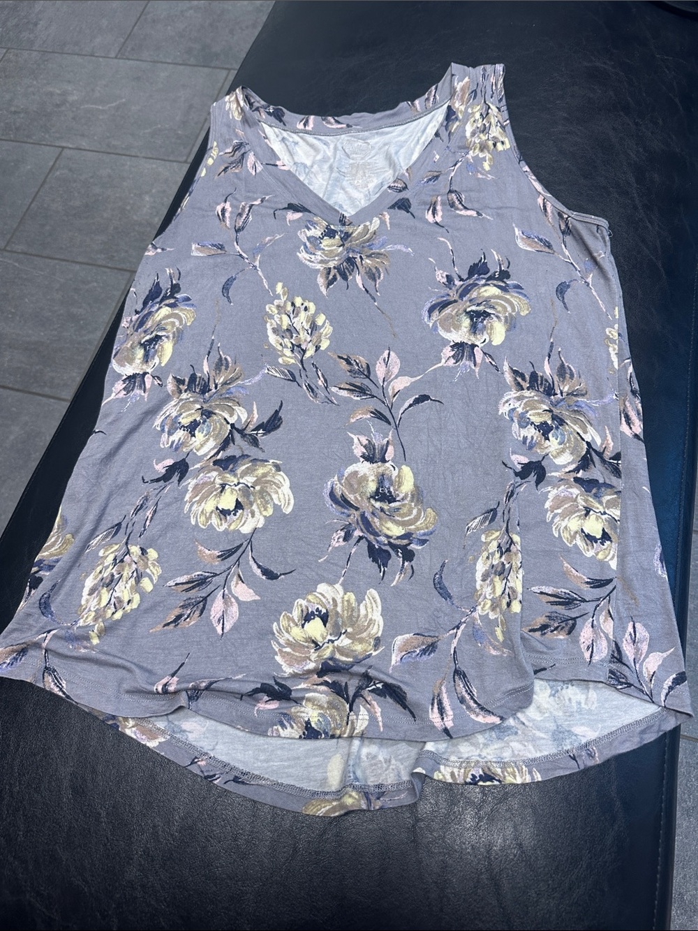 Floral V-Neck Sleeveless Top in Lavender